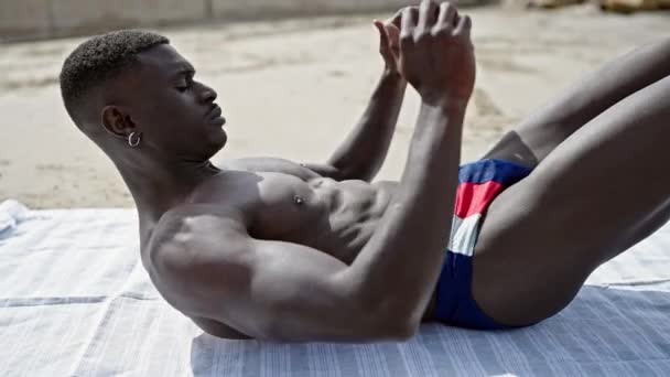 Африканский Американец Тренирует Пресс Пляже — стоковое видео