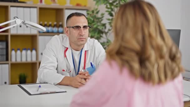 Médico Paciente Acuerdo Con Apretón Manos Clínica — Vídeo de stock