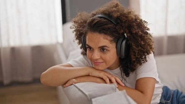 Νεαρή Όμορφη Ισπανόφωνη Γυναίκα Ακούγοντας Μουσική Χαλαρή Στον Καναπέ Στο — Αρχείο Βίντεο