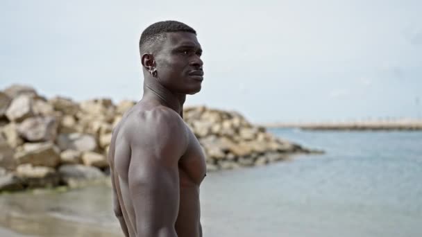 Africano Americano Homem Turista Sem Camisa Com Rosto Sério Praia — Vídeo de Stock