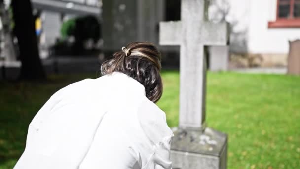 Mulher Hispânica Jovem Bonita Orando Lamentando Por Lápide Cemitério — Vídeo de Stock