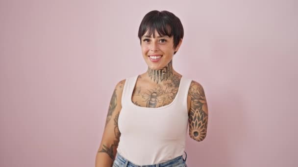Spaanse Vrouw Met Geamputeerde Arm Glimlachend Zelfverzekerd Blazen Kus Geïsoleerde — Stockvideo