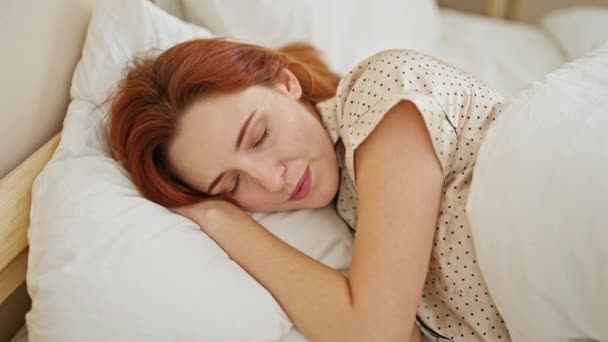 Νεαρή Κοκκινομάλλα Γυναίκα Στρεσαρισμένη Ξαπλωμένη Στο Κρεβάτι — Αρχείο Βίντεο