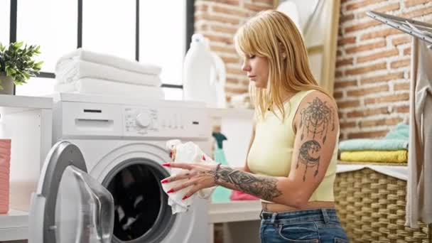 Joven Mujer Rubia Lavando Ropa Sosteniendo Camisa Sucia Sala Lavandería — Vídeo de stock