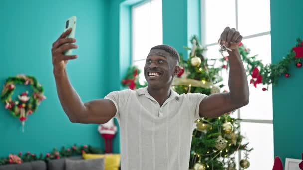아프리카계 미국인 남자가 집에서 열쇠를 비디오 통화를 크리스마스를 — 비디오