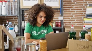 Genç ve güzel İspanyol kadın gönüllü gülümsüyor. Yardım merkezinde kendine güvenen biri var.