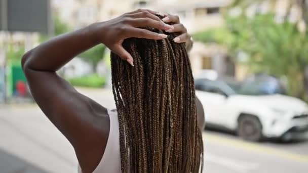 Mujer Afroamericana Tocándose Pelo Revés Calle — Vídeos de Stock