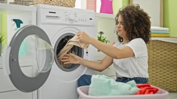年轻美丽的惊慌失措的女人在洗衣房洗衣服 身上散发着脏T恤的味道 — 图库视频影像