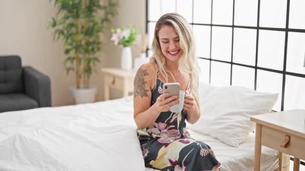 Mujer Rubia Joven Usando Smartphone Bebiendo Café Dormitorio — Vídeos de Stock