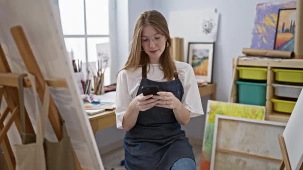Jovem Loira Artista Usando Smartphone Estúdio Arte — Vídeo de Stock