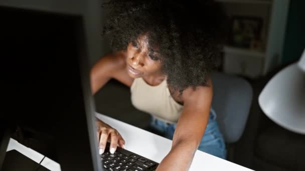 Afrikalı Amerikalı Kadın Kadını Ofiste Sıkılmış Yorgun Çalışıyor — Stok video