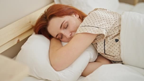 Νεαρή Κοκκινομάλλα Γυναίκα Χαμογελά Αυτοπεποίθηση Ξαπλωμένη Στο Κρεβάτι Στο Υπνοδωμάτιο — Αρχείο Βίντεο