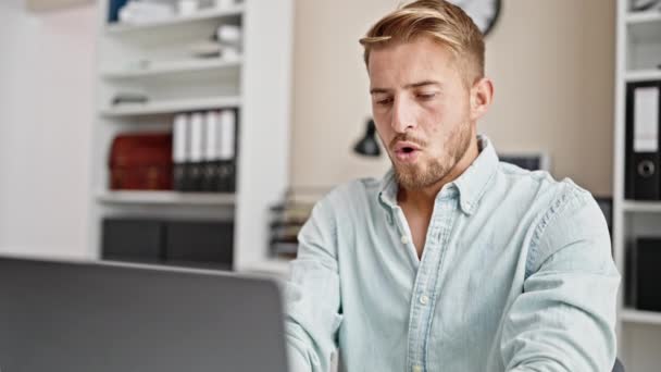 Jovem Caucasiano Homem Trabalhador Negócios Usando Laptop Trabalhando Estressado Escritório — Vídeo de Stock