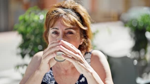 Mujer Mediana Edad Bebiendo Café Sentado Mesa Sonriendo Terraza Cafetería — Vídeo de stock