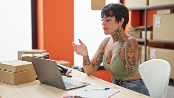 オフィスで強調されたラップトップを使用してアンプティアームEコマースビジネスワーカーを持つヒスパニック女性 — ストック動画