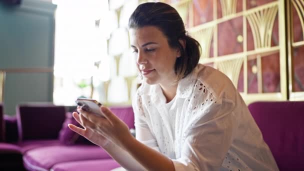 Mulher Hispânica Jovem Bonita Usando Smartphone Sala Hotel — Vídeo de Stock