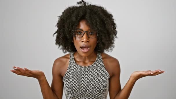 Afroamerykanka Kobieta Biznes Pracownik Stojący Bez Pojęcia Odizolowanym Białym Tle — Wideo stockowe