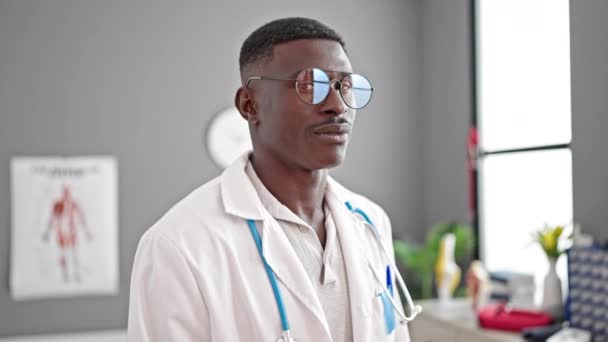 アフリカ系アメリカ人の医者は自信を持って診療所に立ち — ストック動画