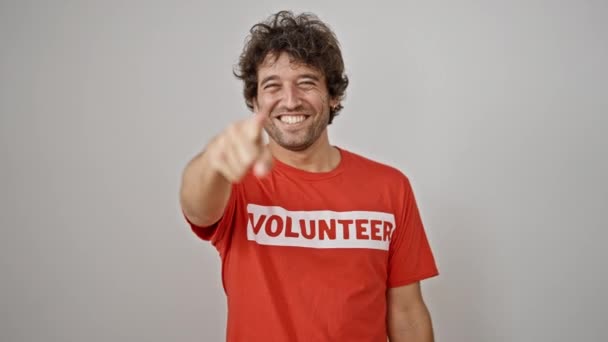 Jeune Homme Hispanique Activiste Portant Uniforme Volontaire Pointant Vers Caméra — Video