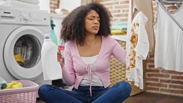 Afrikaans Amerikaanse Vrouw Met Wasmiddel Fles Vuil Shirt Glimlachen Wasruimte — Stockvideo