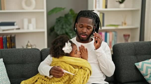 Afrikansk Amerikansk Far Datter Der Har Medicinsk Smartphone Konsultation Være – Stock-video