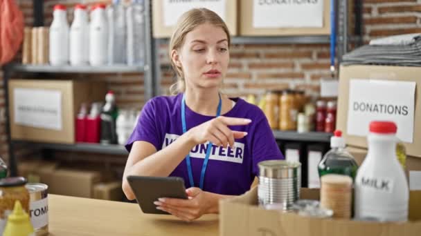 Joven Mujer Rubia Voluntaria Usando Touchpad Comprobar Productos Centro Caridad — Vídeo de stock
