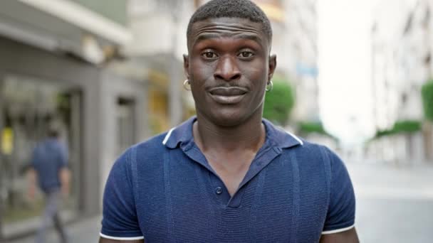 Afroamerikaner Steht Mit Überraschendem Gesichtsausdruck Auf Der Straße Und Bedeckt — Stockvideo