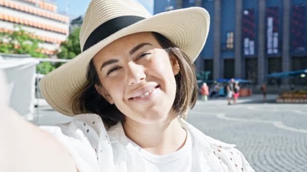 Hermosa Joven Hispana Tomando Foto Selfie Sonriendo Confiada Usando Sombrero — Vídeos de Stock