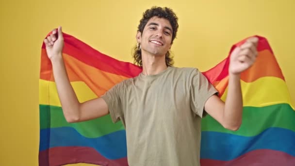 Giovane Uomo Ispanico Sorridente Fiducioso Indossando Bandiera Arcobaleno Isolato Sfondo — Video Stock