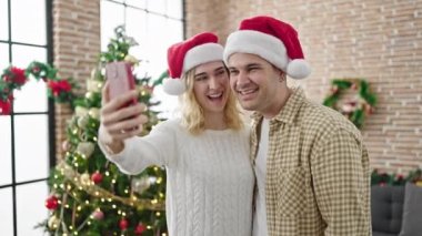 Noel 'i kutlayan erkek ve kadın çiftin evde videoları var.