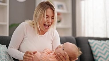 Anne ve kızı evde birbirlerine sarılıyorlar.