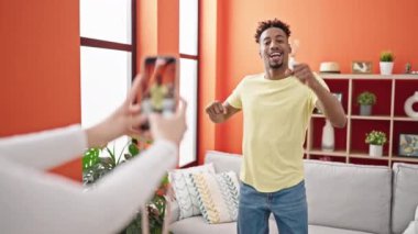 Afrikalı Amerikalı adam evde video dansı yapıyor.