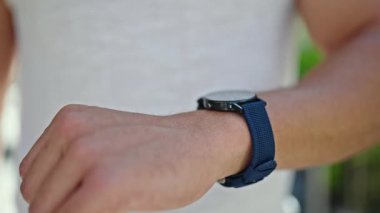 Genç İspanyol adam sokağı işaret ediyor.