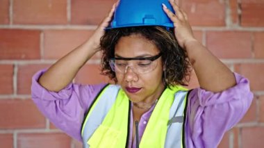 Şantiyede kendine gülen güzel Latin kadın müteahhit.