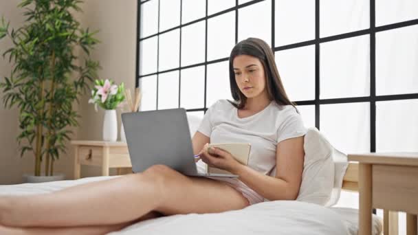 Jovem Bela Mulher Hispânica Usando Laptop Tomando Notas Quarto — Vídeo de Stock