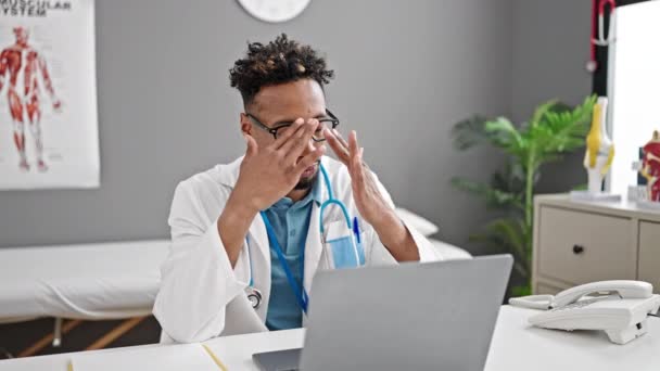 Afrikansk Amerikansk Man Läkare Stressade Arbetar Kliniken — Stockvideo