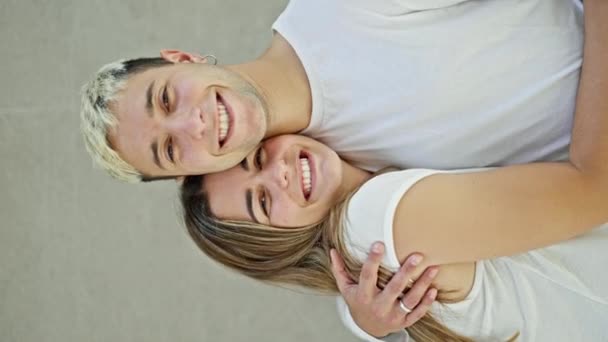 Belo Casal Sorrindo Confiante Juntos Beijando Sobre Fundo Branco Isolado — Vídeo de Stock