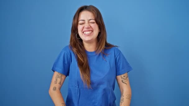 Młoda Piękna Latynoska Kobieta Śmiejąca Się Odizolowanego Niebieskiego Tła — Wideo stockowe