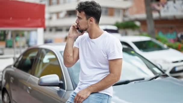 Jonge Spaanse Man Aan Het Praten Smartphone Zittend Auto Straat — Stockvideo