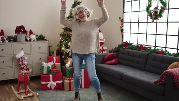 Жінка Середнього Віку Сірим Волоссям Стоїть Ялинці Танцює Вдома — стокове відео