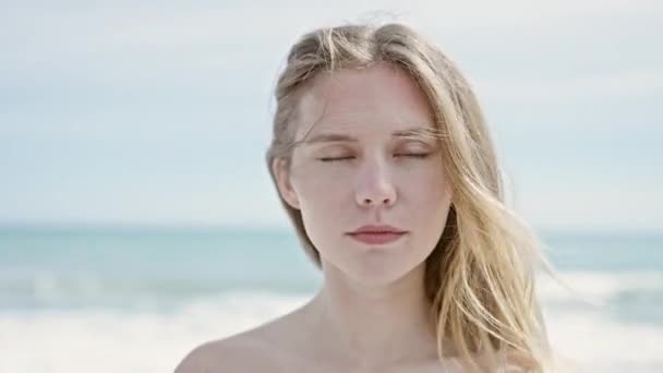Jong Blond Vrouw Toerist Glimlachen Zelfverzekerd Staan Het Strand — Stockvideo