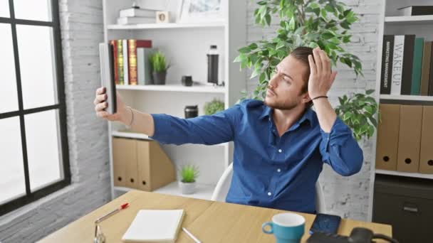 Jovem Hispânico Homem Empresário Fazer Selfie Por Touchpad Sorrindo Para — Vídeo de Stock
