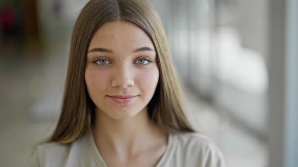 Joven Hermosa Chica Sonriendo Confiado Sentado Mesa Biblioteca — Vídeo de stock