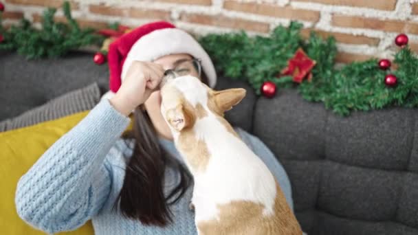 Wanita Muda Hispanik Dengan Anjing Chihuahua Bermain Memakai Topi Natal — Stok Video