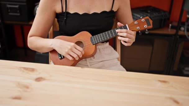 Jonge Mooie Spaanse Vrouw Muzikant Spelen Ukelele Zingen Lied Muziekstudio — Stockvideo