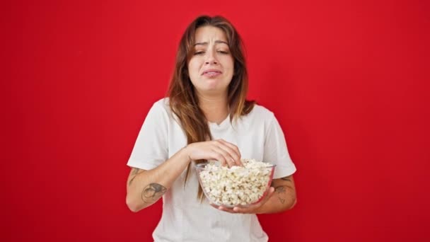 Junge Schöne Hispanische Frau Schaut Horrorfilm Popcorn Essen Über Isolierten — Stockvideo