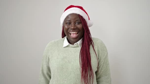 Afrikansk Kvinna Med Flätat Hår Firar Klappa Bär Jul Hatt — Stockvideo