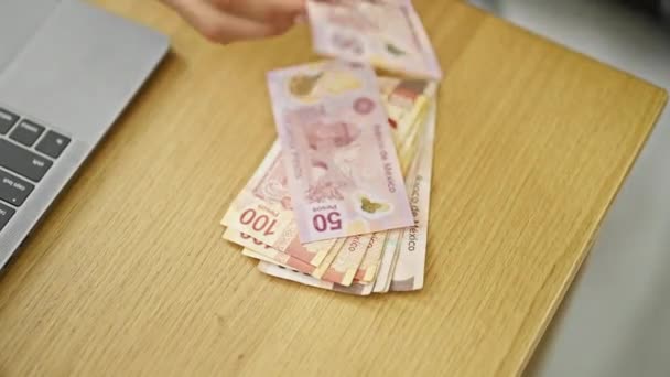 Ung Spansk Man Räknar Mexikanska Pesos Sedlar Kontoret — Stockvideo