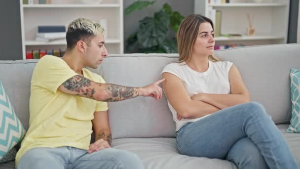 自宅で和解するソファーに座って抱き合う美しいカップル — ストック動画