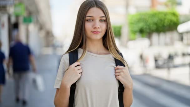 Młoda Piękna Dziewczyna Student Noszenie Plecak Robi Kciuki Górę Gest — Wideo stockowe